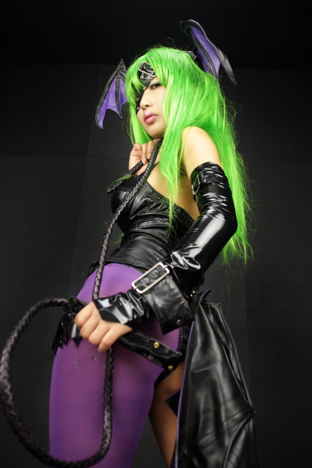 [Cosplay]  Darkstalkers  Morrigan with great body in latex